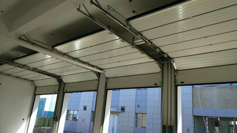 工業(yè)提升門(mén)車(chē)庫(kù)折疊門(mén)保溫快速門(mén)廠家18002006510天津科曼斯門(mén)業(yè)